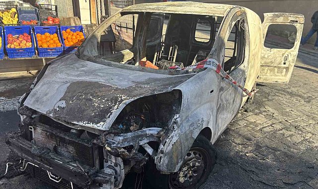 Beyoğlu'nda alev alev yanan araç küle döndü, yangın markete sıçradı