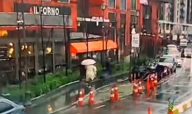 Beyoğlu'nda bir kadın fırtınada devrilen tabelanın altında kaldı
