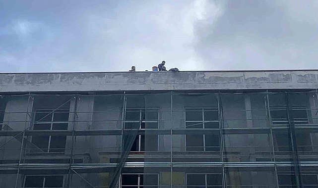 Bolu'da okul inşaatında işçiler parasını alamayınca çatıya çıktı