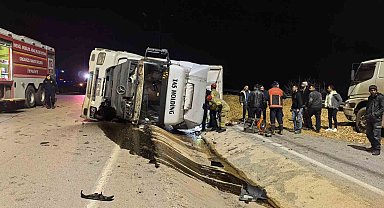 Bursa'da talaş yüklü tır devrildi: Araçta sıkışan genç sürücü hayatını kaybetti