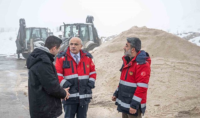 Büyükşehir Belediyesi ekipleri karla mücadelede 724 sahada