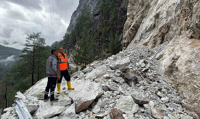 Büyükşehir ekiplerinden Alacami yolunda heyelan çalışması