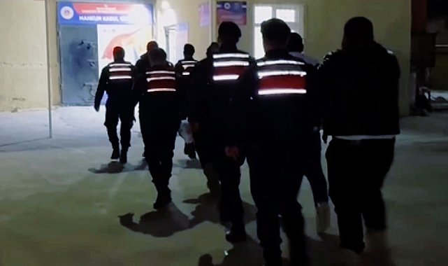 Çanakkale'de göçmen kaçakçılığı operasyonu: 4 organizatör ve 25 kaçak göçmen yakalandı