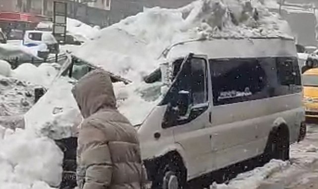 Çatıdan düşen kar kütlesi aracı kullanılmaz hale getirdi