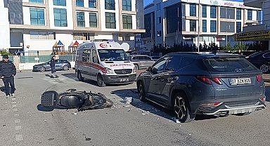 Devrilerek sürüklenen motosikletli otomobile çarptı
