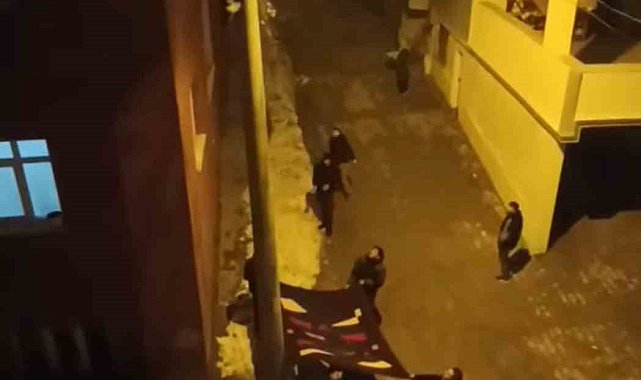 Direkte mahsur kalan kedi açılan battaniye ile kurtarıldı