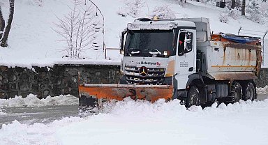 Düzce'de belediye ekipleri kar yağışıyla birlikte sahaya indi