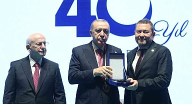 Erdoğan'dan İzmirli iş adamı Nazım Torbaoğlu'na anlamlı plaket