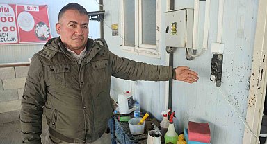 Film sahnelerini aratmayan görüntü: Motosikletle gelen maskeli 2 şahıs pompalı tüfeklerle iş yerini kurşunladı