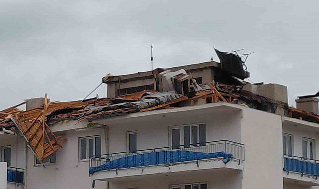 Fırtına ilçe emniyet amirliğinin çatısını uçurdu