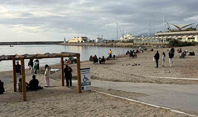 Fırtına sonrası Kuşadası'nda güneş yüzünü gösterdi, sahiller şenlendi