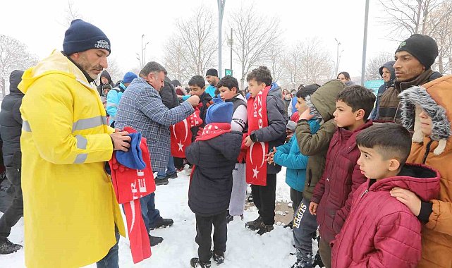 Gaziantep Büyükşehir'den çocuklara kar hediyesi