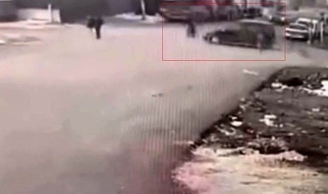 Gaziantep'te ilginç kaza: Hafif ticari araç motosiklete, motosiklet yayaya çarptı