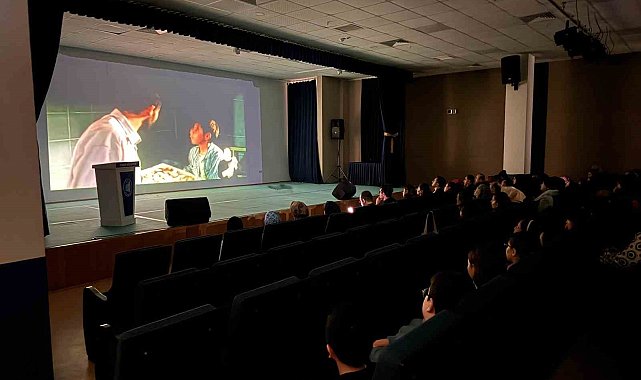 Görme görme engelliler için betimlemeli film gösterimi
