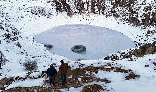 Güneşin konumuna göre renk değiştiren Kızılçan Gölü dondu
