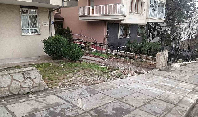 Hafriyat kamyonunun bahçedeki 4 araca çarptığı kaza kameda