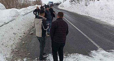 Hakkari-Van kara yoluna çığ düştü
