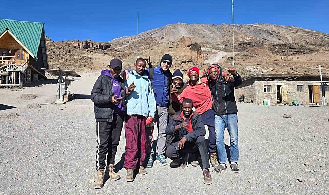 Hakkarili eğitimci Kilimanjaro'ya tırmandı