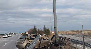 Hurdaya dönen araçtan sağ çıktı