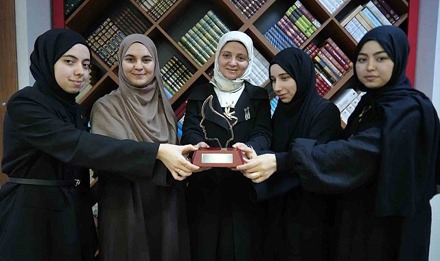 İzmitli kız öğrenciler Arapça münazarada dünya ikincisi oldu