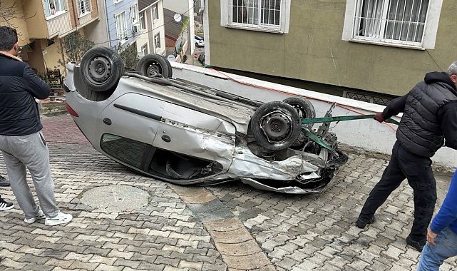 Kağıthane'de faciadan dönüldü: Doğal gaz kutusuna çarpan otomobil takla attı