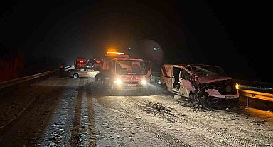 Kamyonet zincirleme kazaya neden oldu... O anlar kamerada
