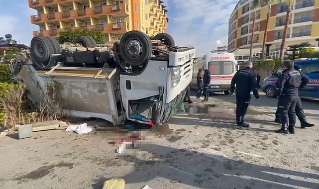 Kamyonun arkadan çarptığı çöp kamyonu devrildi: 1'i ağır 3 işçi yaralandı