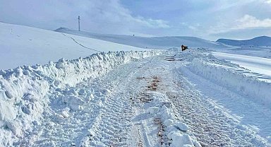 Kar kalınlığının yer yer 2 metreyi bulduğu bölgede yol açma çalışması