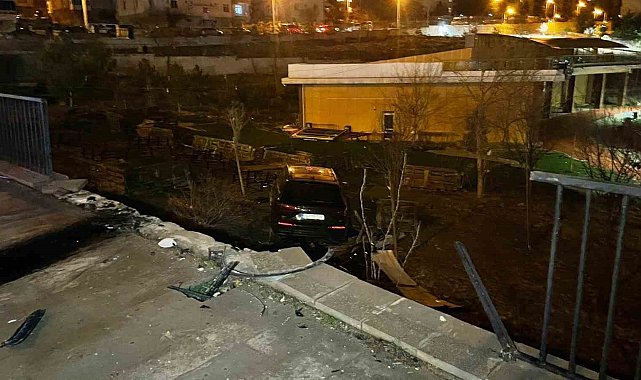 Karaman'da kontrolden çıkan cip kafenin bahçesine uçtu