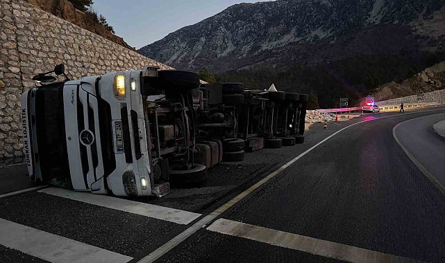 Karayolunda yem yüklü tır devrildi: 2 yaralı