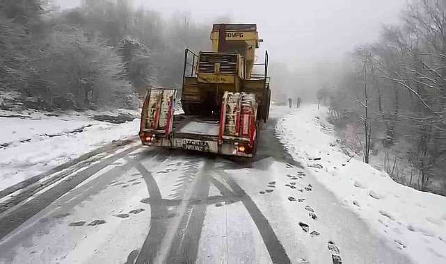 Karda kayan tır yolu trafiğe kapattı