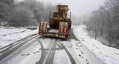 Karda kayan tır yolu trafiğe kapattı