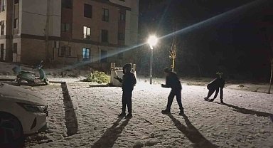 Karla kaplanan yolda araçlar ilerlemekte güçlük çekerken, eğlenmek isteyenler soluğu sokakta aldı