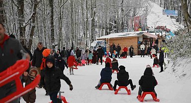 Karne hediyesi kar eğlencesi: Aktepe'de 7'den 70'e kızak şöleni
