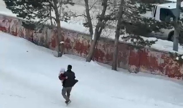 Kars'ta vefa dolu görüntü: Hasta annesini kucağında taşıdı
