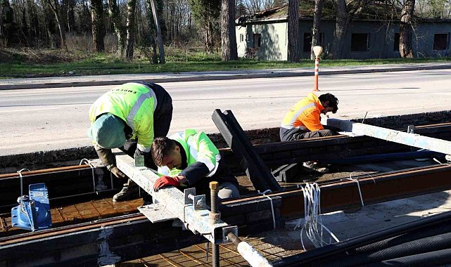 Kartepe tramvay hattında ray döşeme çalışmaları başladı