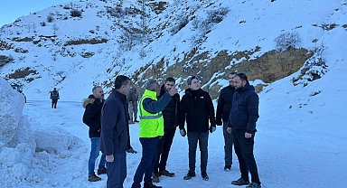 Kemaliye'de grup köy yolunda çığ meydana geldi