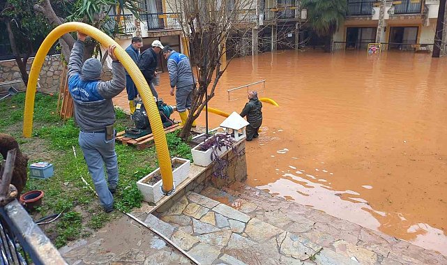 Kemer'de sağanak sonrası temizlik çalışmaları devam ediyor