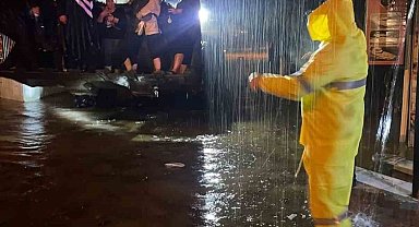 Kemer'de sağanak yağışta mahsur kalanları jandarma kurtardı