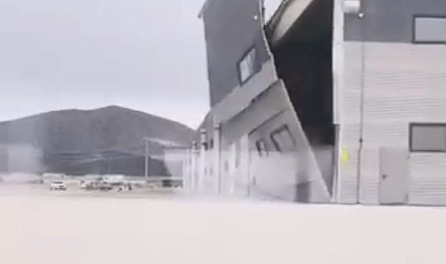 Kütahya'da şiddetli rüzgâr fabrikanın duvarını işte böyle yıktı