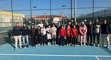 Manisa'da genç sporcular tenis il birinciliği için ter döktü