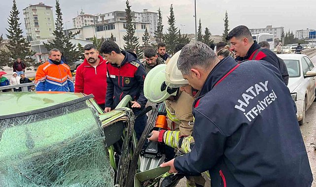 Minibüsle çarpışan otomobil hurdaya döndü: 1'i ağır 5 yaralı