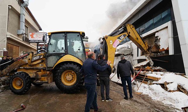Mobilya fabrikasında yangın: 1 ölü, 1'i ağır 7 yaralı