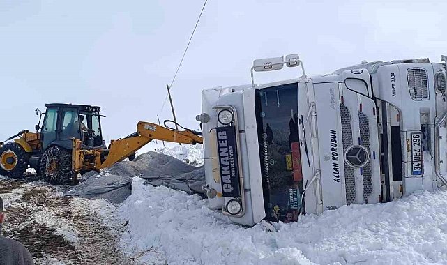 Muradiye'de gizli buzlanmadan dolayı tır devrildi