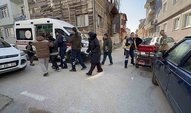 Otomobil ile çarpışan motosiklette kadın sürücü ile yanındaki 2 çocuk yaralandı
