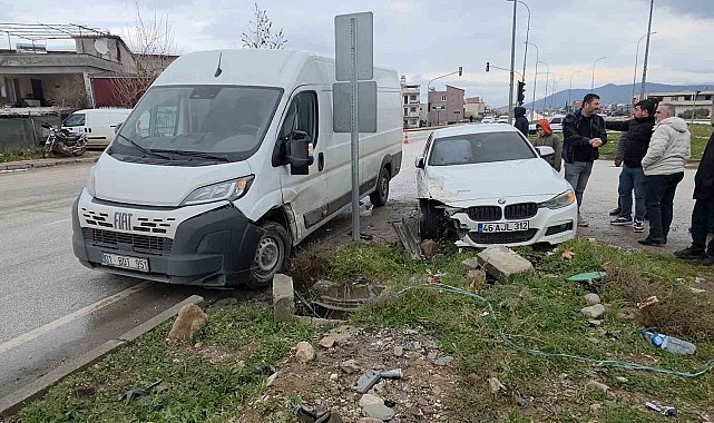 Otomobil ile minibüsün çarpıştığı kaza kamerada
