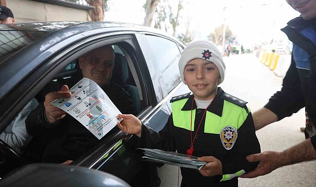 Polis ve jandarma kamuflajı ile denetim yapan depremzede çocuklar yürekleri ısıttı