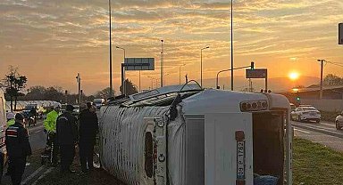 Portakal işçilerini taşıyan minibüs devrildi: 16 yaralı