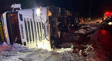 Refahiye'de hayvan yüklü tır kazası: 45 büyükbaş kurtarıldı