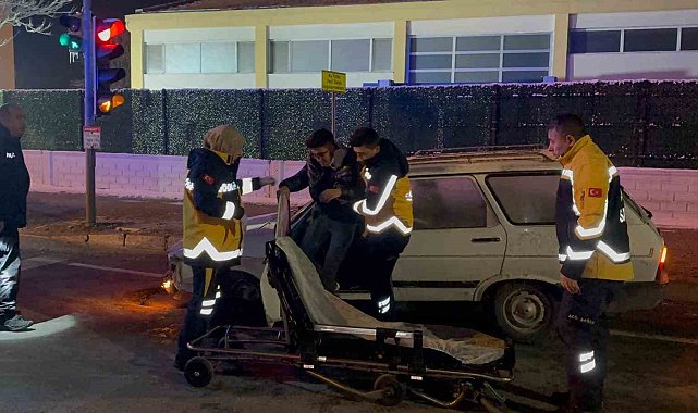 Refüje çarpan otomobilde sürücü yaralandı